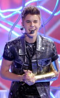 /album/justin-bieber/reg-634-justin3-cm-72212-jpg/